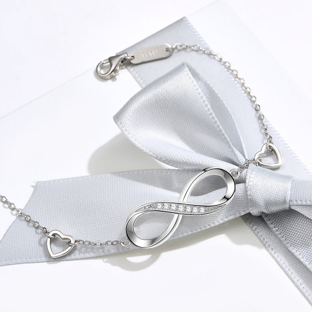 Éternelle™ | Bracelet Infini Serti de Cristaux et Cœurs Délicats