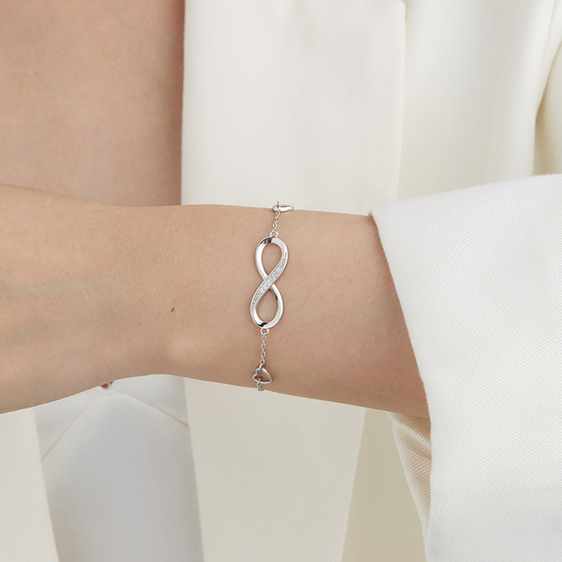 Éternelle™ | Bracelet Infini Serti de Cristaux et Cœurs Délicats