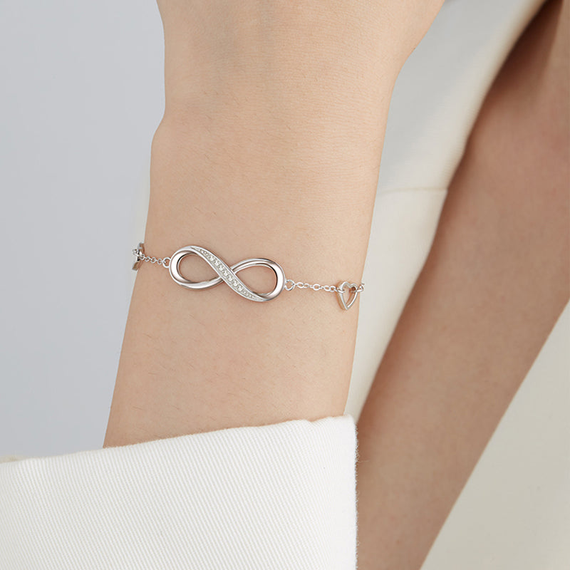 Éternelle™ | Bracelet Infini Serti de Cristaux et Cœurs Délicats