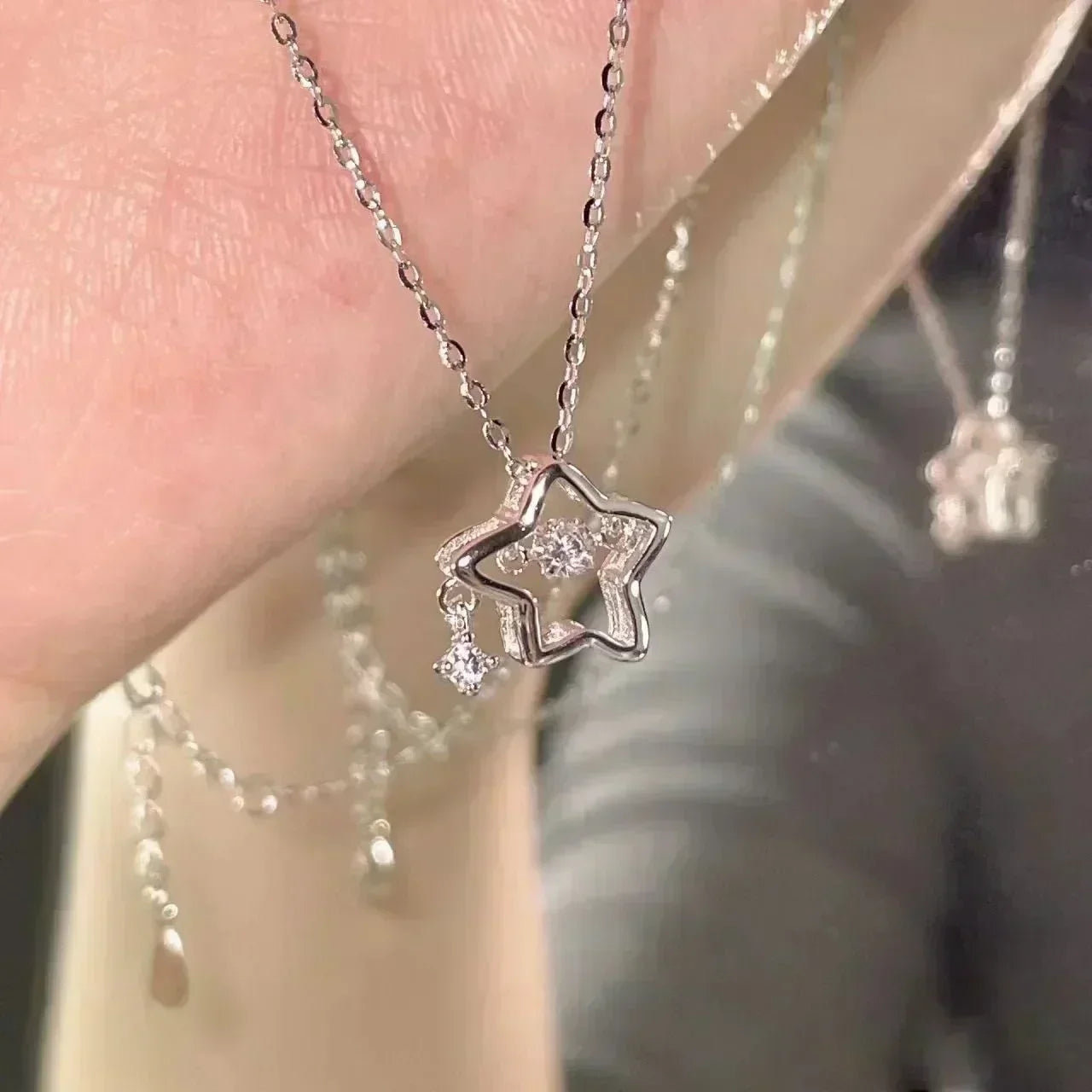 Apolline™ | Collier Pendentif en Métal avec Fleur Froissée Élégante